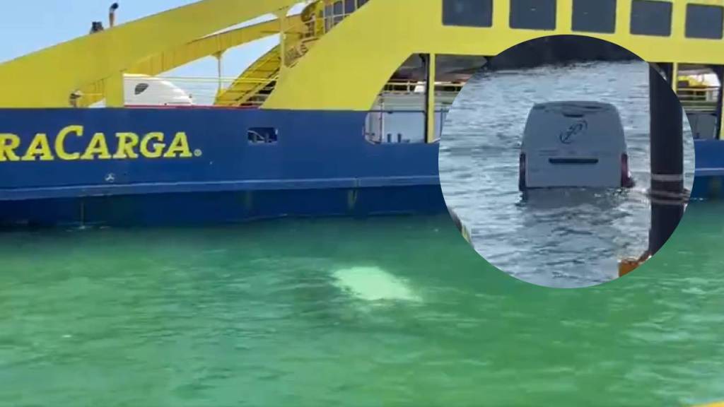 ¡Camioneta de paquetería cae al mar en Punta Sam!