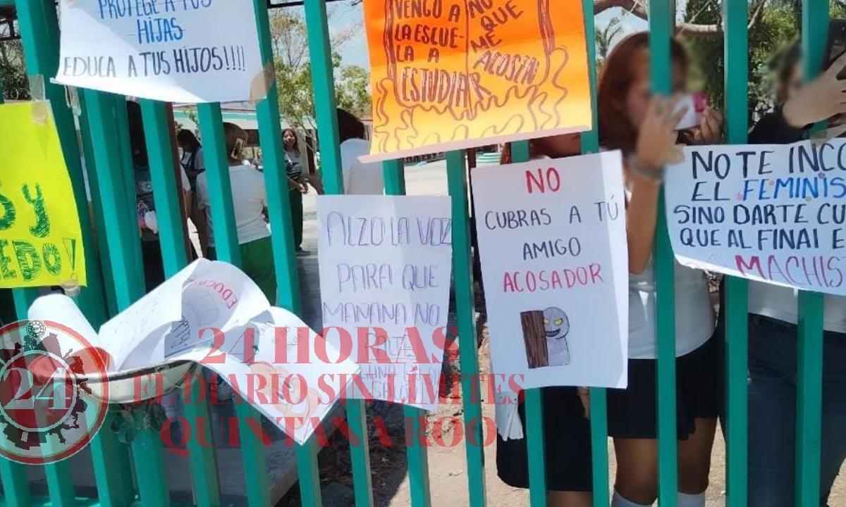 Manifestación en las afueras del Colegio de Bachilleres 2 de Chetumal.