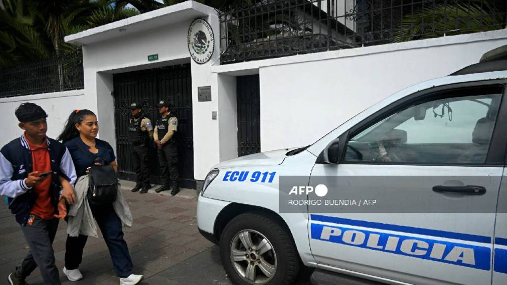 Policías en las afueras de la embajada de México en Quito, el 8 de abril de 2024.