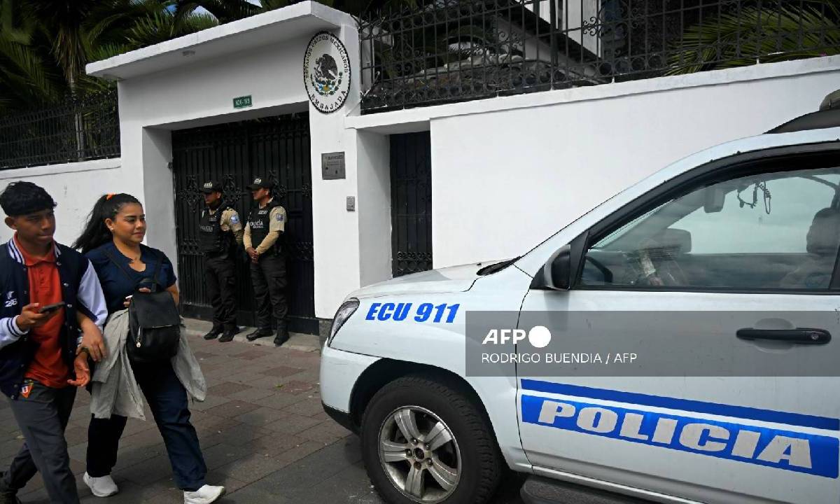 Policías en las afueras de la embajada de México en Quito, el 8 de abril de 2024.