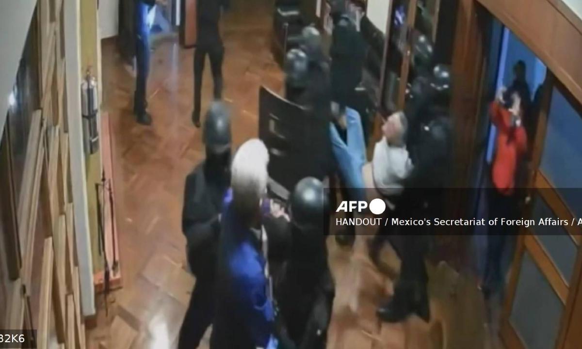 Imágenes de video de la irrupción de las fuerzas ecuatorianas en la embajada de México.