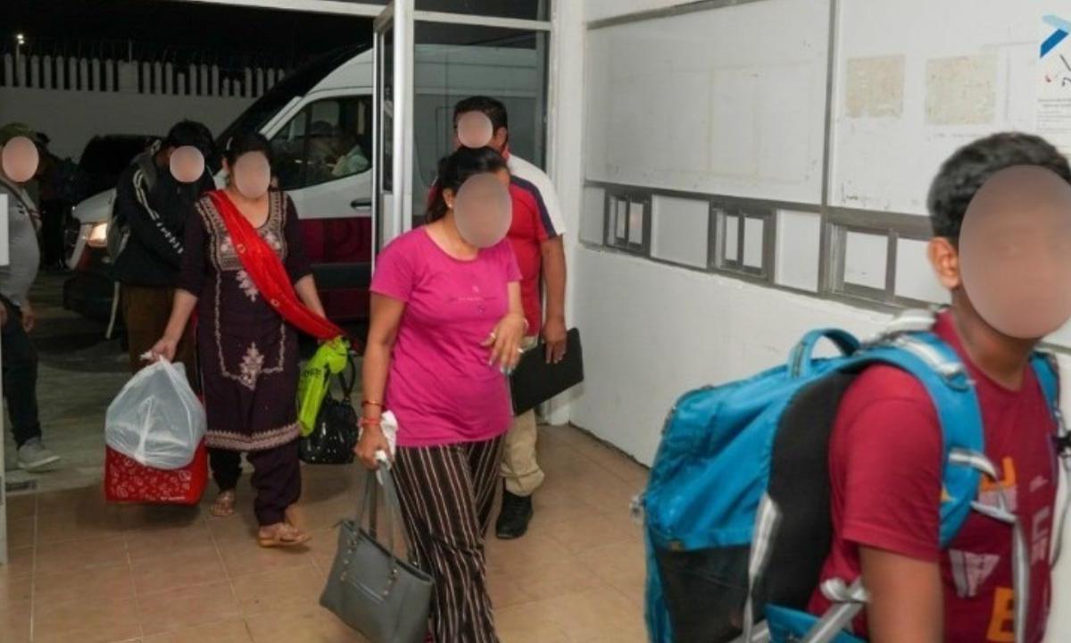 Migrantes rescatados en un hostal de Isla Mujeres.