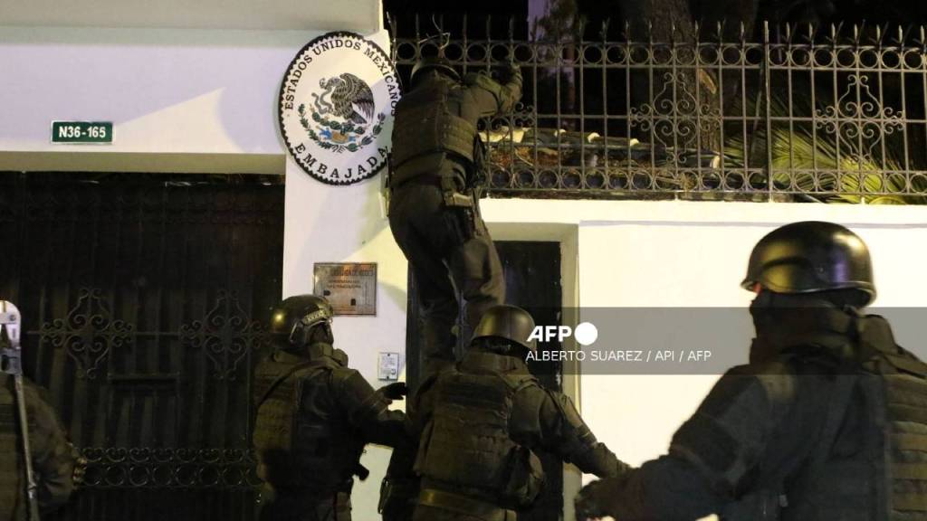 Imagen publicada por API que muestra a fuerzas especiales de la policía ecuatoriana intentando irrumpir en la embajada de México en Quito.
