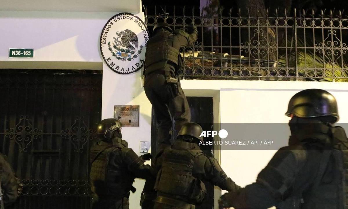 Imagen publicada por API que muestra a fuerzas especiales de la policía ecuatoriana intentando irrumpir en la embajada de México en Quito.