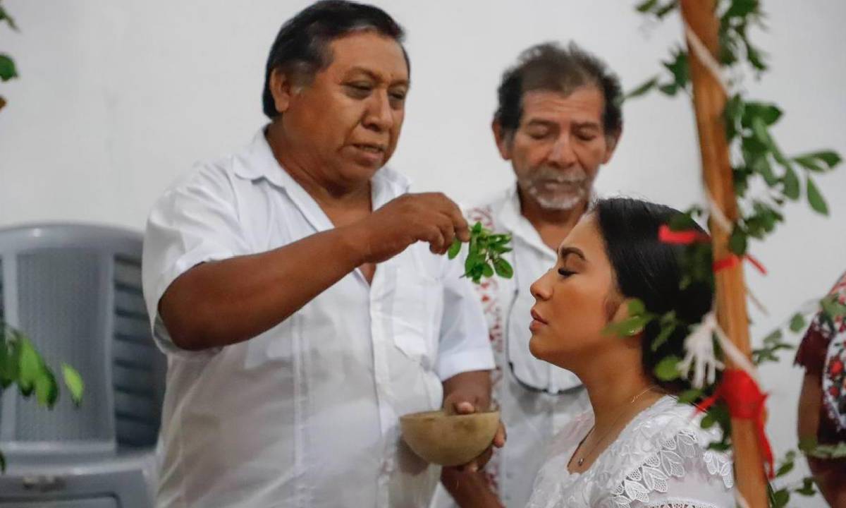 Mary Hernández participa en una ceremonia maya en Felipe Carrillo Puerto.