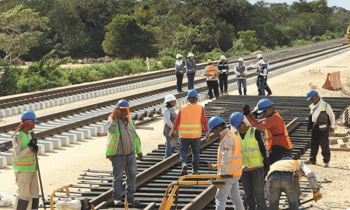 Trabajadores en las obras del Tren Maya.
