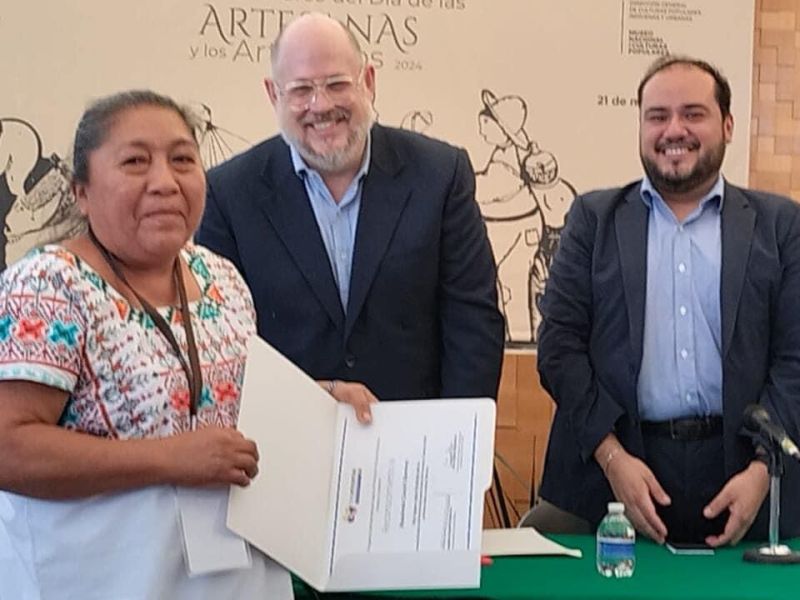 Artesana de Kopchén representará a México en Premio Iberoamericano