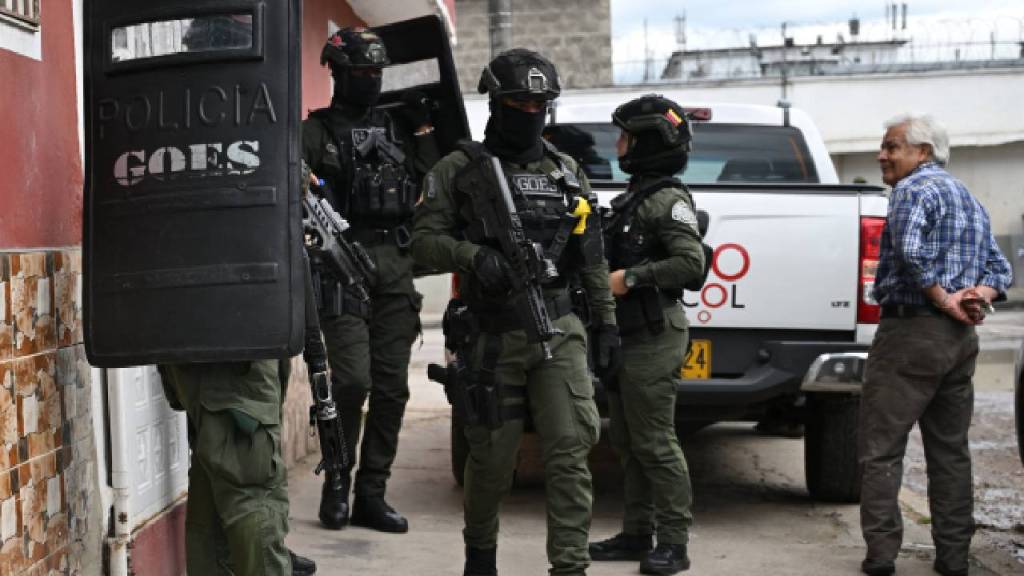 La policía de Colombia mantiene un cerco en la cárcel.