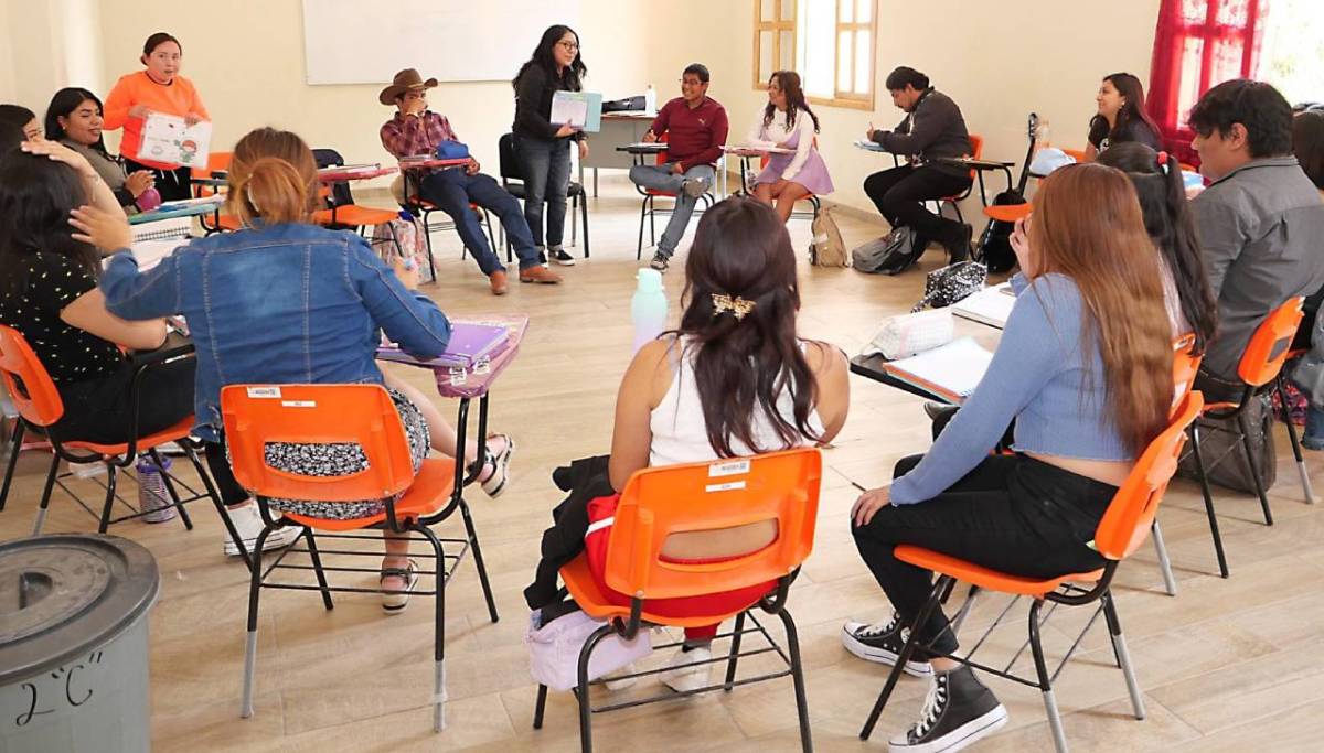 Maestros y alumnos de la Escuela Normal Rural Luis Villarreal “El Mexe”.