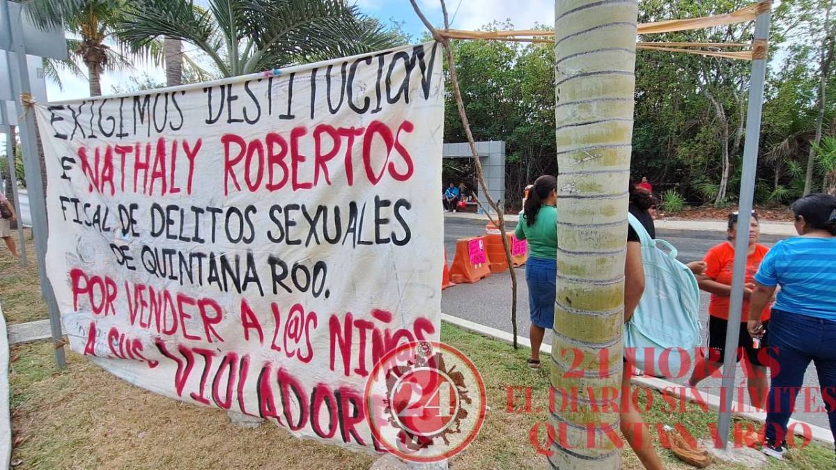 Manifestación del colectivo Madres Buscadores en el Boulevard Kukulcán, en Cancún.