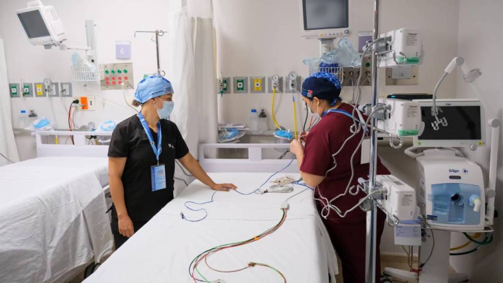 Personal de Hospiten, Cancún se prepara para la jornada de cirugías de corazón.