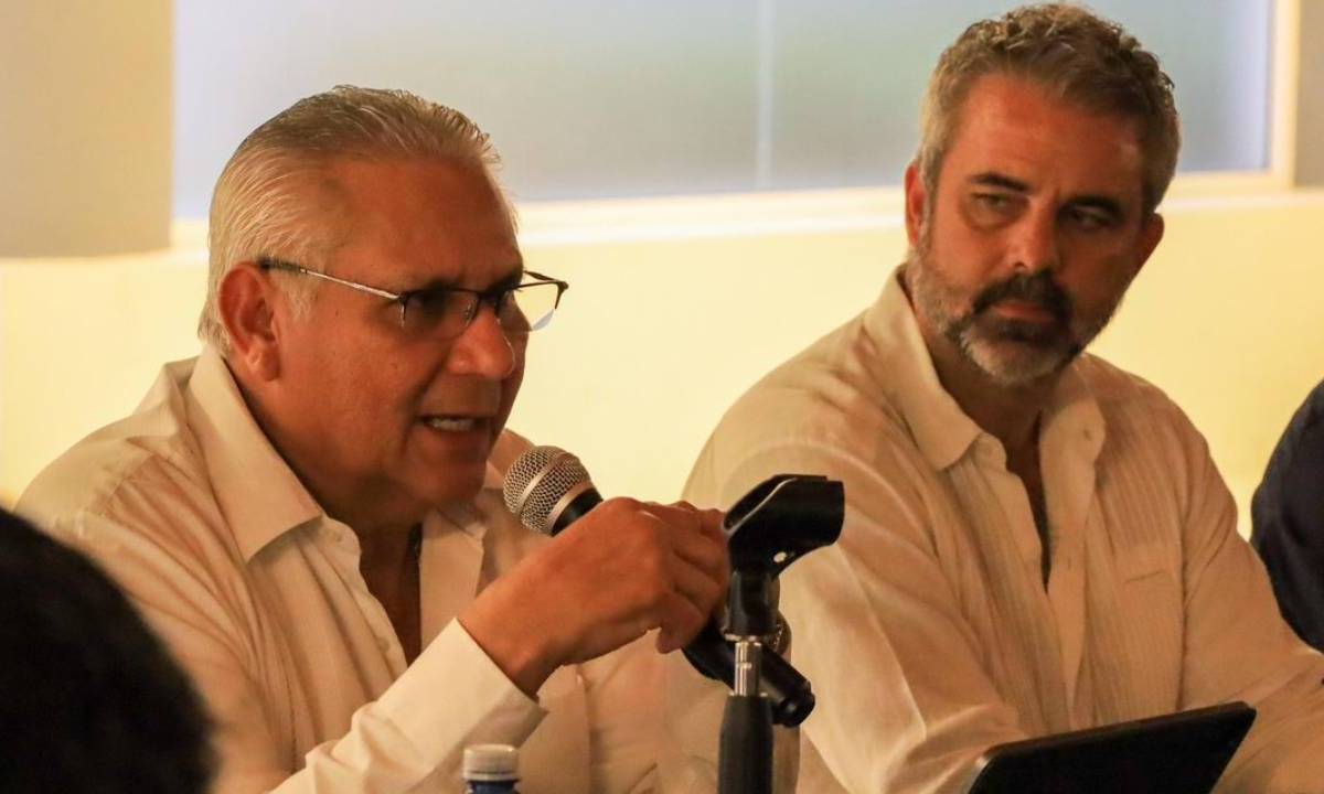 Al micrófono, el fiscal general de Quintana Roo, Raciel López Salazar, en su exposición ante el sector empresarial de Solidaridad.