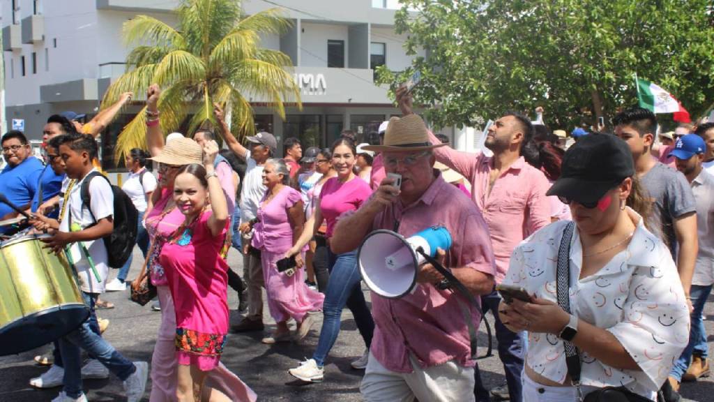 La marcha "Marea Rosa", tuvo buena participación.