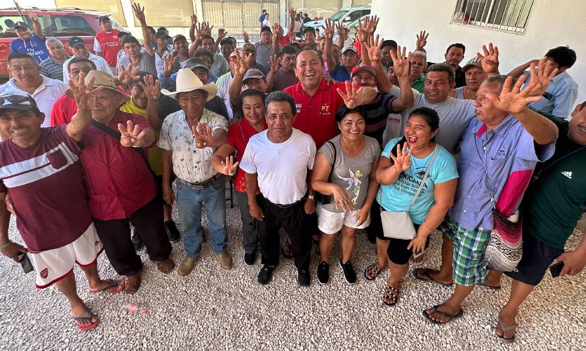 Josué Nivardo Mena se reunió con agricultores.