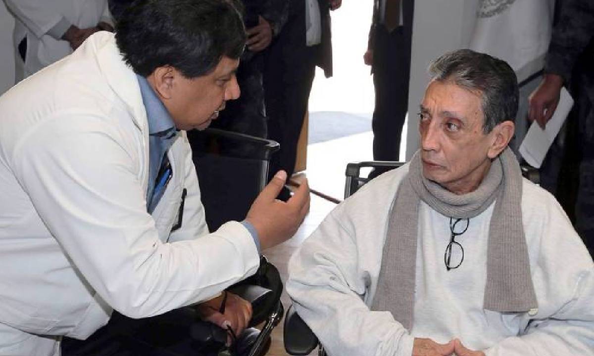 Mario Villanueva es revisado por un médico.