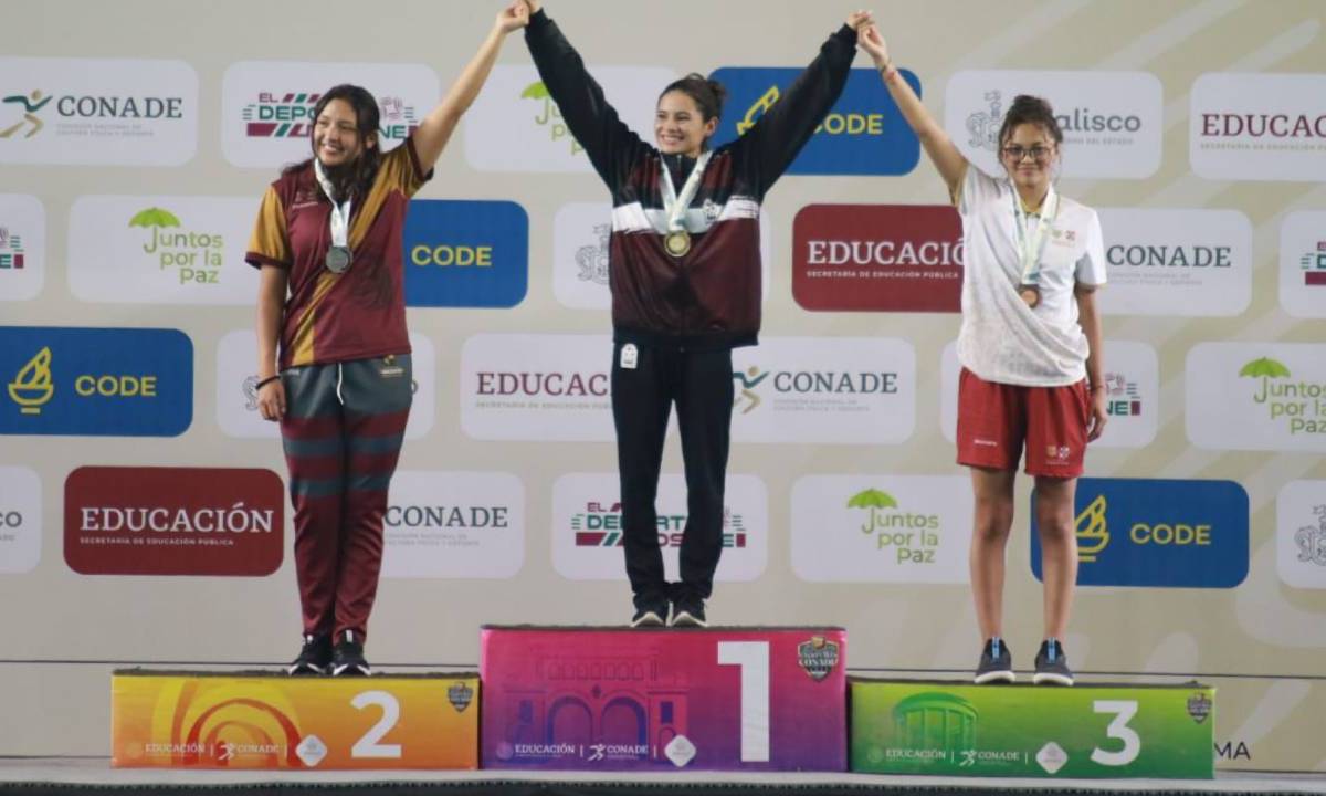 La chetumaleña María José Mora Muñoz, en lo más alto del podio en el Centro Acuático del Polideportivo Metropolitano de Guadalajara, Jalisco.