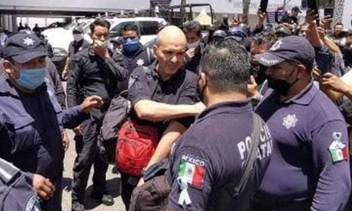 Imagen de Jorge Alberto Paniagua Romero (mochila roja), al ser echado por policías de Puebla, durante una manifestación en 2020.