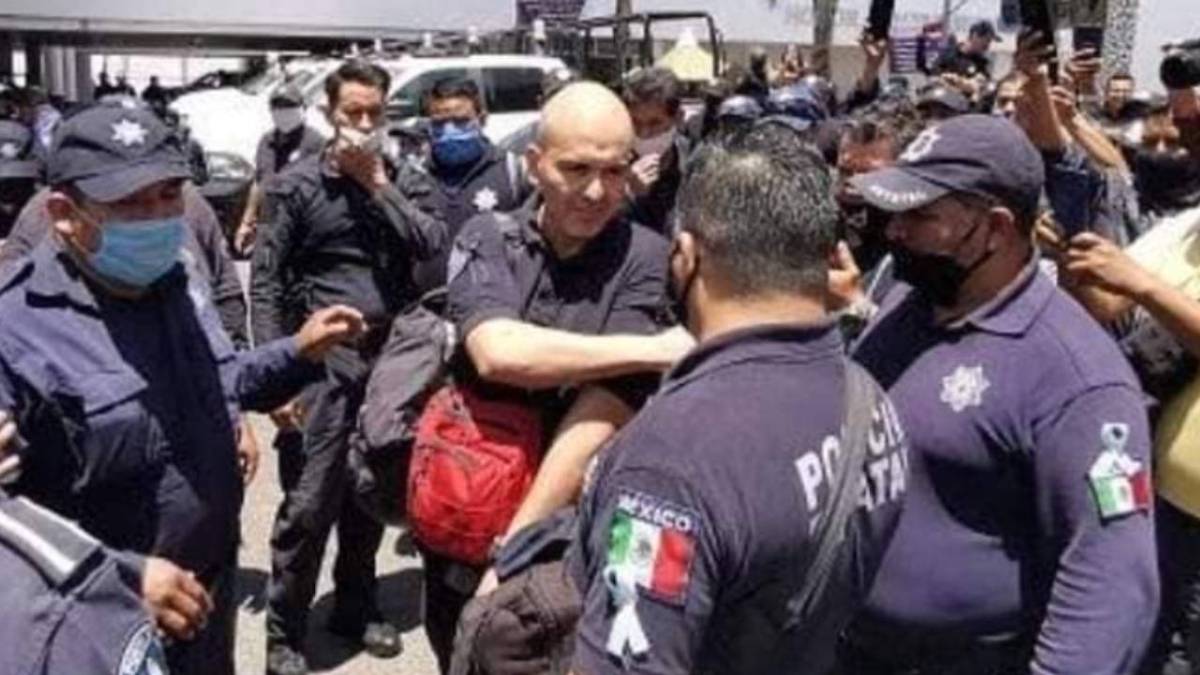 Imagen de Jorge Alberto Paniagua Romero (mochila roja), al ser echado por policías de Puebla, durante una manifestación en 2020.