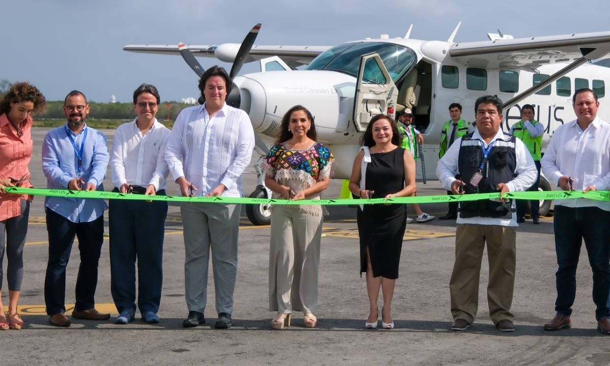 Corte de listón inaugural de la reconexión aérea Cancún-Cozumel.