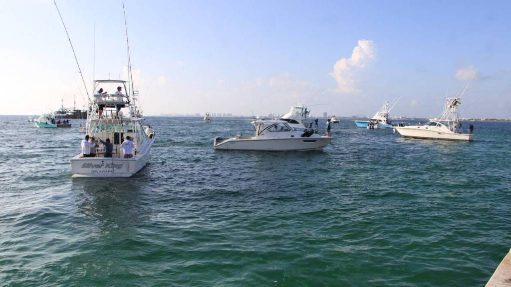 Embarcaciones participantes del Torneo de Pesca Copa Capitán Ferrat, en Cancún.