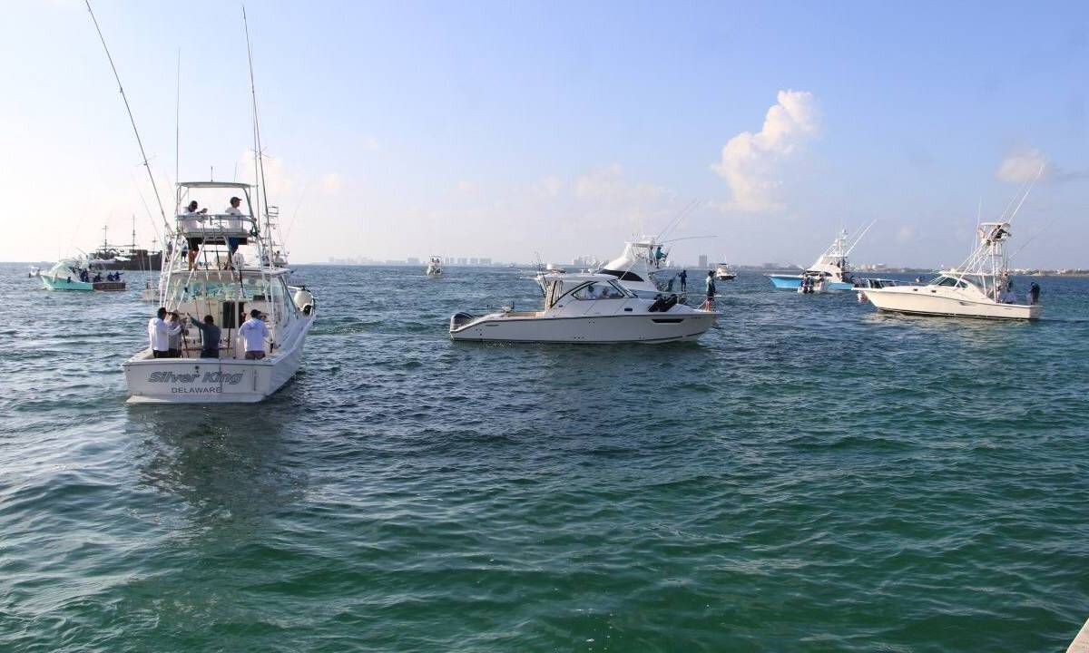 Embarcaciones participantes del Torneo de Pesca Copa Capitán Ferrat, en Cancún.