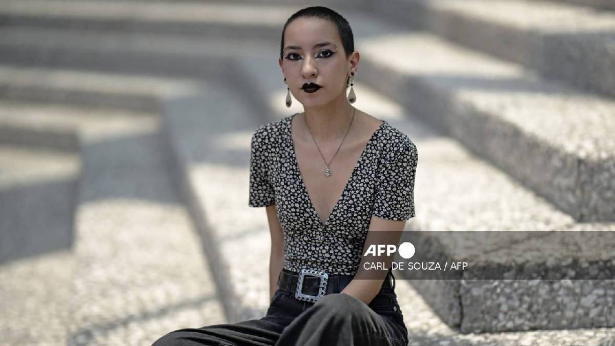 La estudiante Kamila Téllez, de 20 años, posa durante una entrevista con la AFP en Ciudad de México el 9 de mayo de 2024.