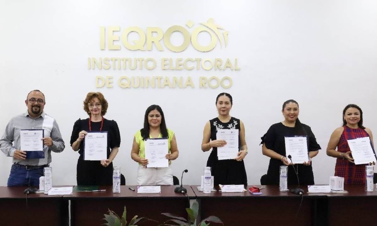 Firma de convenio entre autoridades universitarias y el Ieqroo, para promover el voto entre los estudiantes.