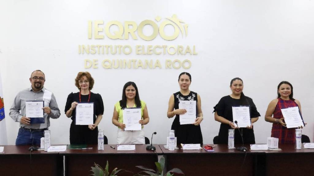 Firma de convenio entre autoridades universitarias y el Ieqroo, para promover el voto entre los estudiantes.