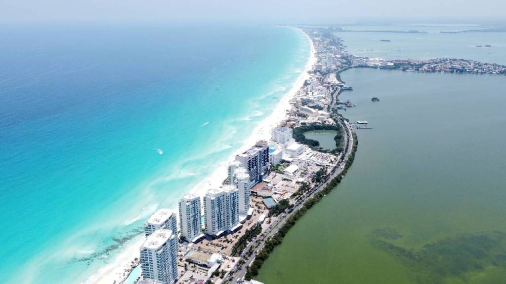 Toma aérea de la zona hotelera de Cancún.