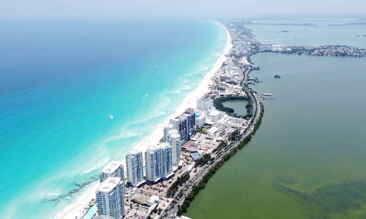 Toma aérea de la zona hotelera de Cancún.