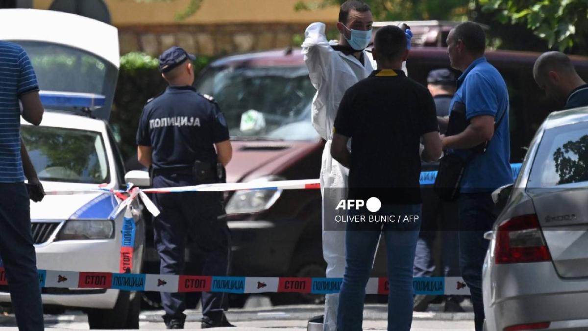 La policía forense, alrededor de la embajada de Israel en Belgrado