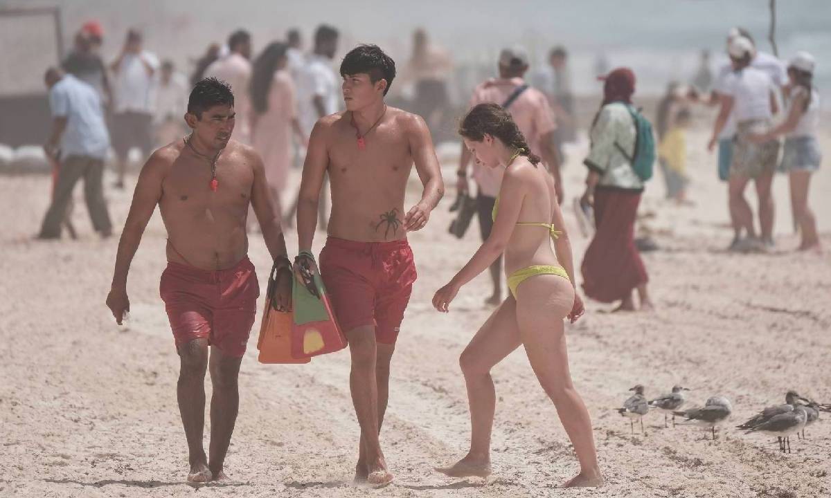 Los bañistas siguen disfrutando de las playas de Cancún.