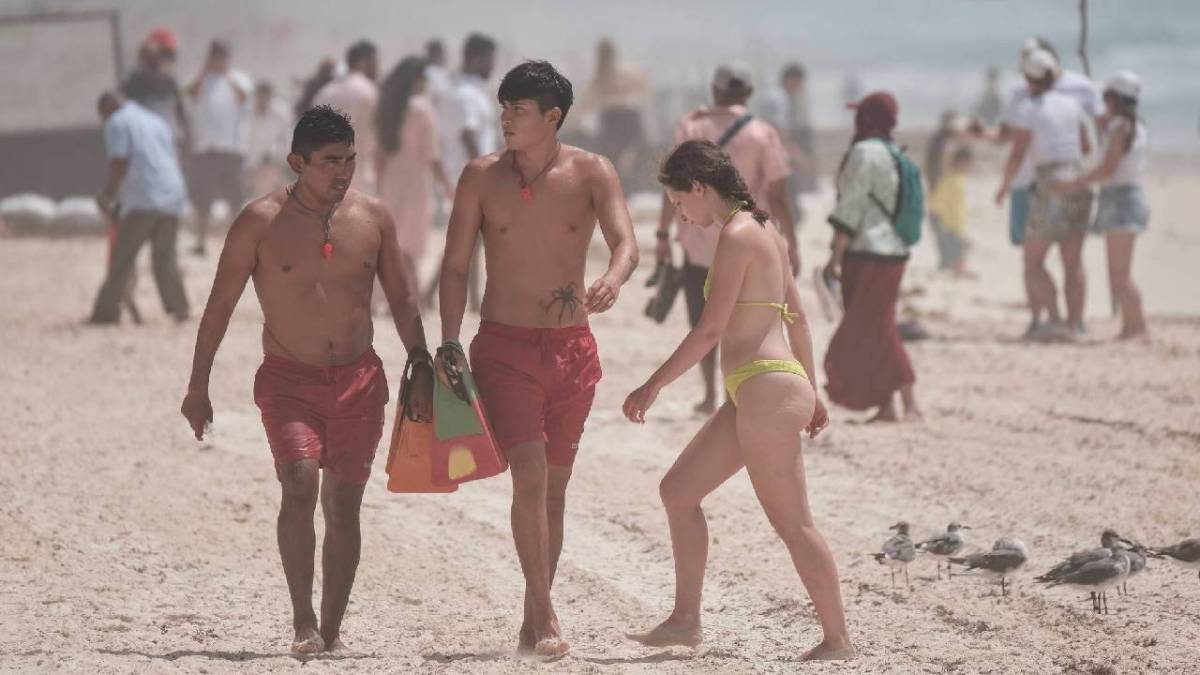 Los bañistas siguen disfrutando de las playas de Cancún.