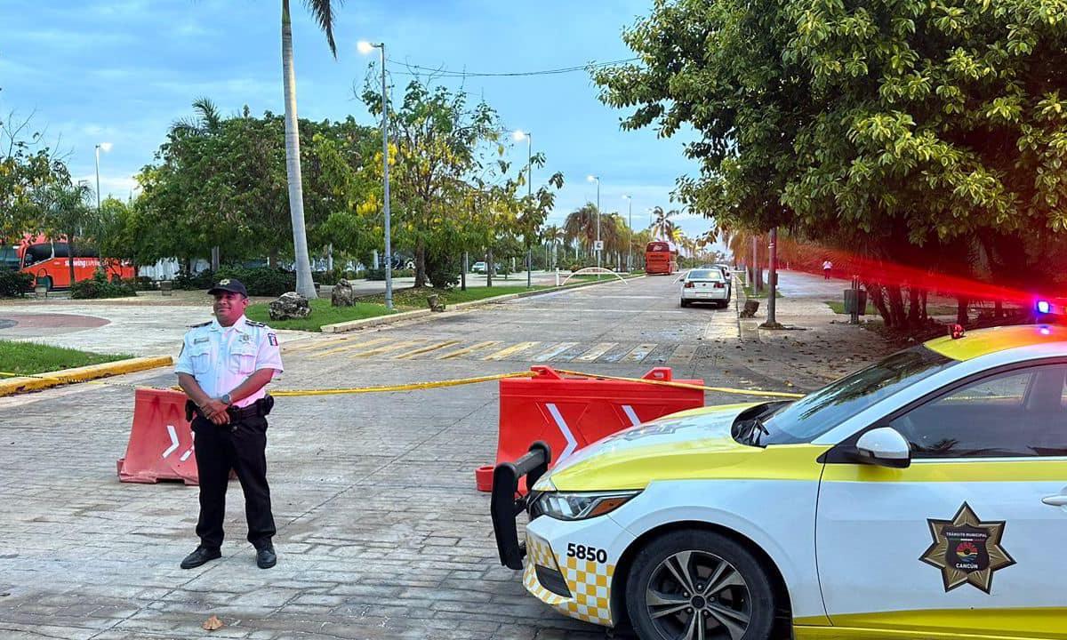 Cierre de calle en Cancún.
