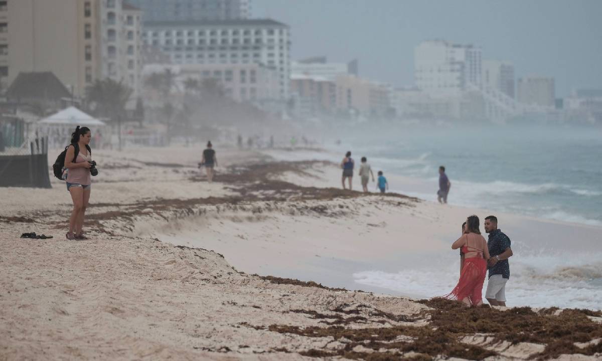El clima nublado y viento fuerte se observan en la imagen tomada desde la costa cancunense.