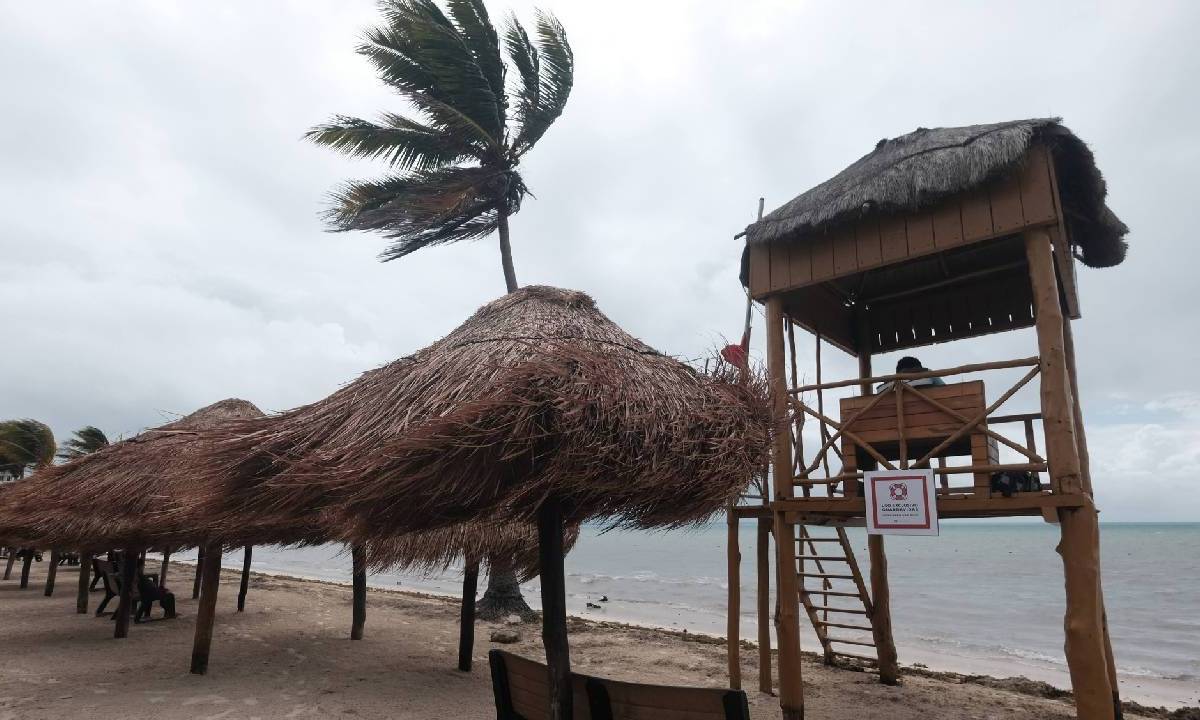 Vientos azotan en la costa por mal clima.