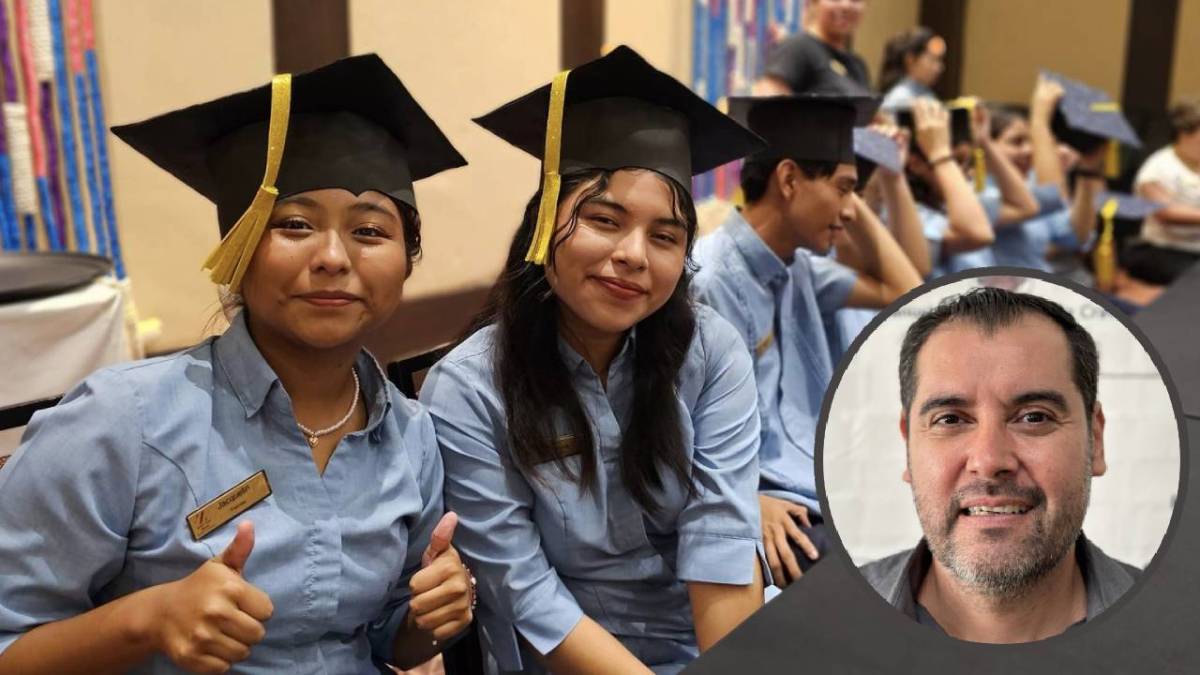 Director y alumnas graduadas del Conalep Cancún.