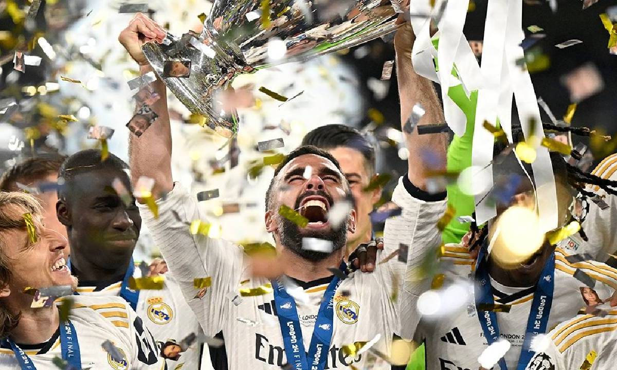 Jugador del Real Madrid levanta la copa de los campeones.