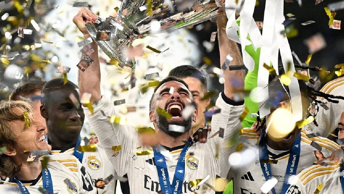 Jugador del Real Madrid levanta la copa de los campeones.