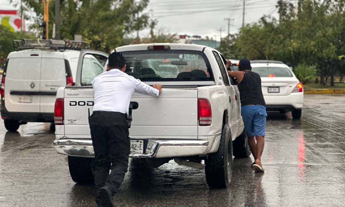 Conductor varado durante un temporal en Cancún.