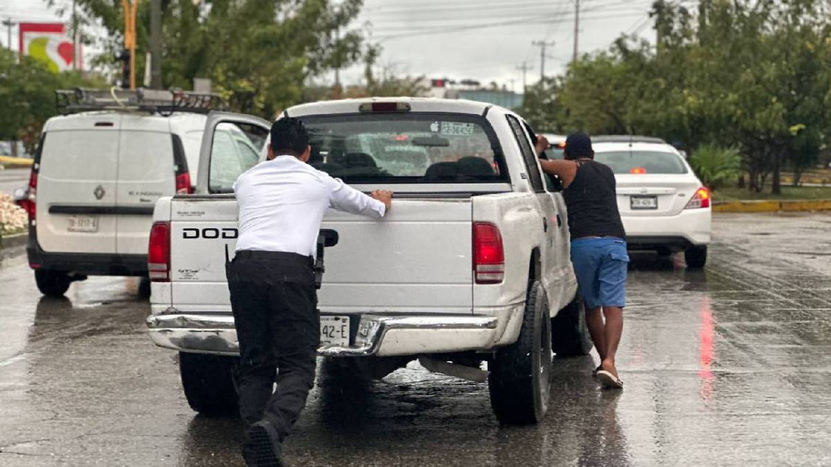 Conductor varado durante un temporal en Cancún.