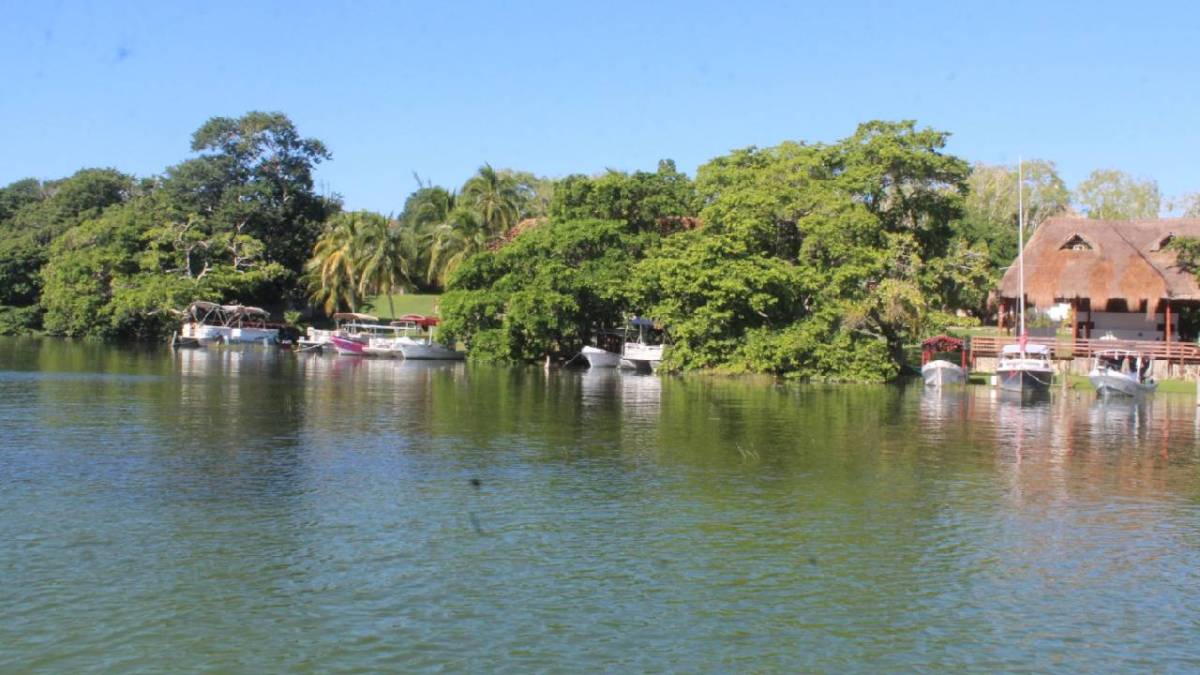 La laguna de Bacalar afectada en su colorido.