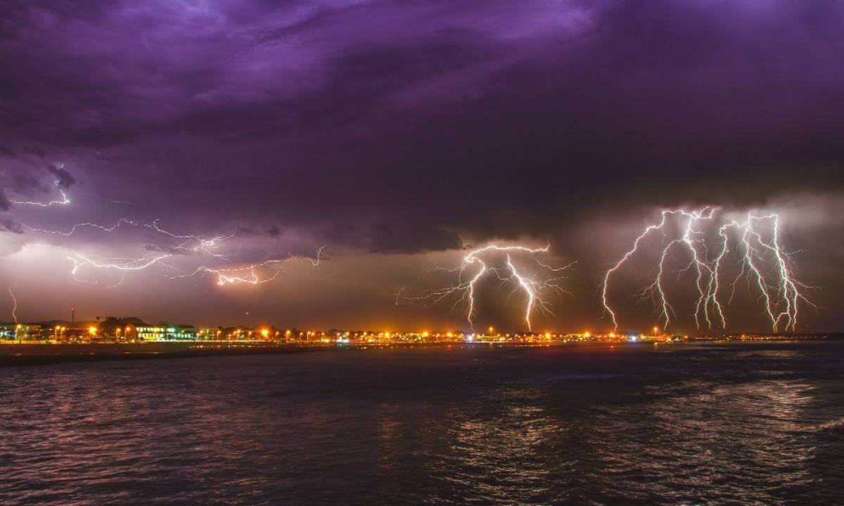 Una fuerte tormenta cae en una ciudad frente al mar.