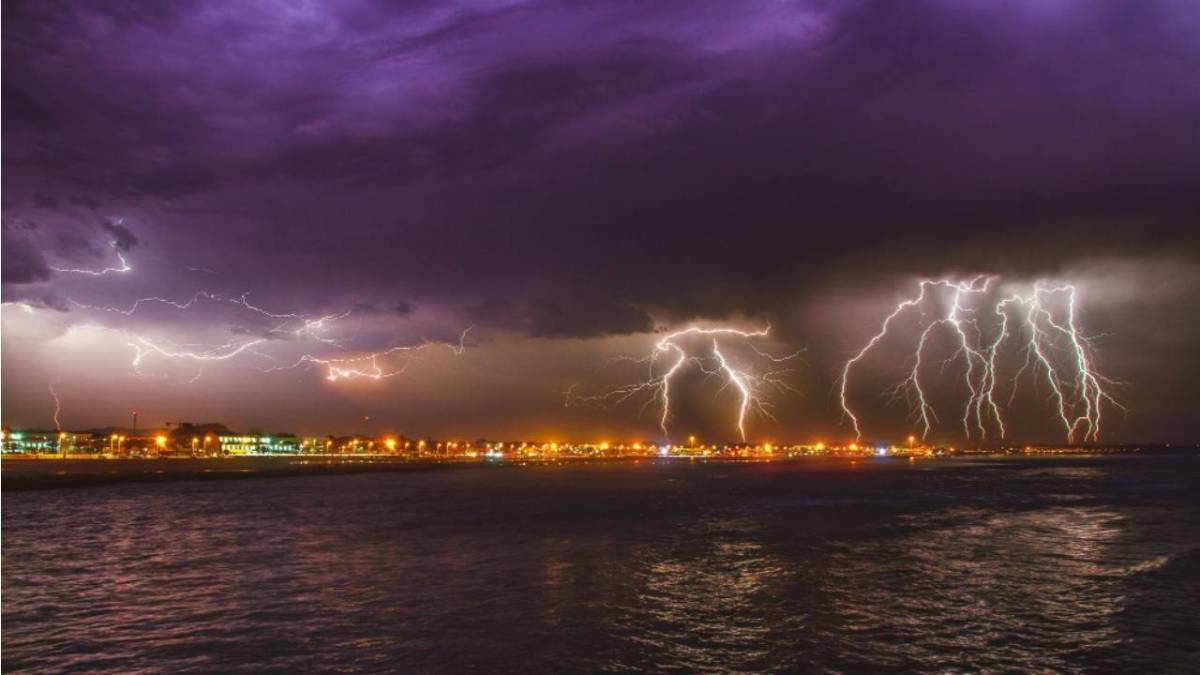 Una fuerte tormenta cae en una ciudad frente al mar.