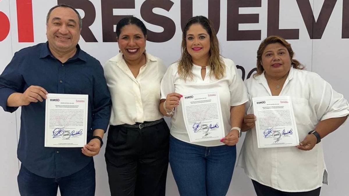 Entrega de constancias a regidores plurinominales en Cancún.