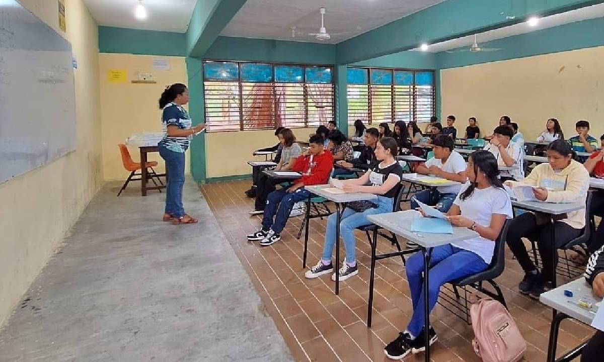 Maestra dando clases en el aula.