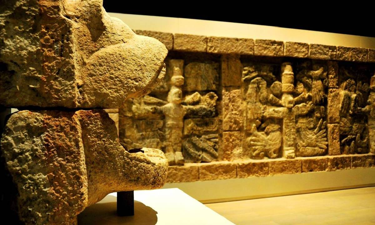 Pieza arqueológica en el Museo Maya de Cancún.