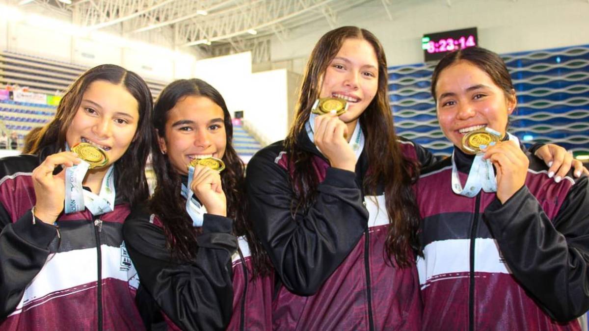 Nadadoras de Quintana Roo posan con sus medallas.