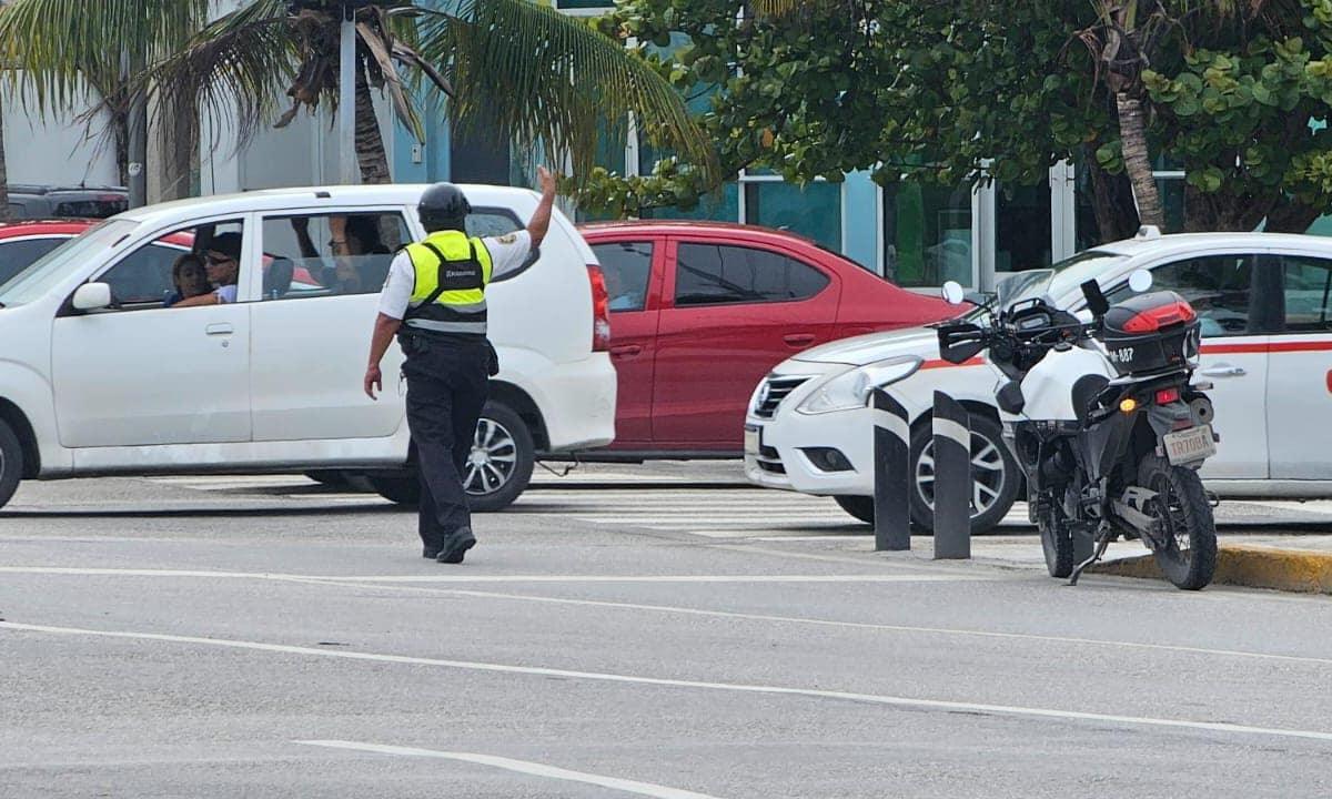 Oficial de tránsito en Cancún.