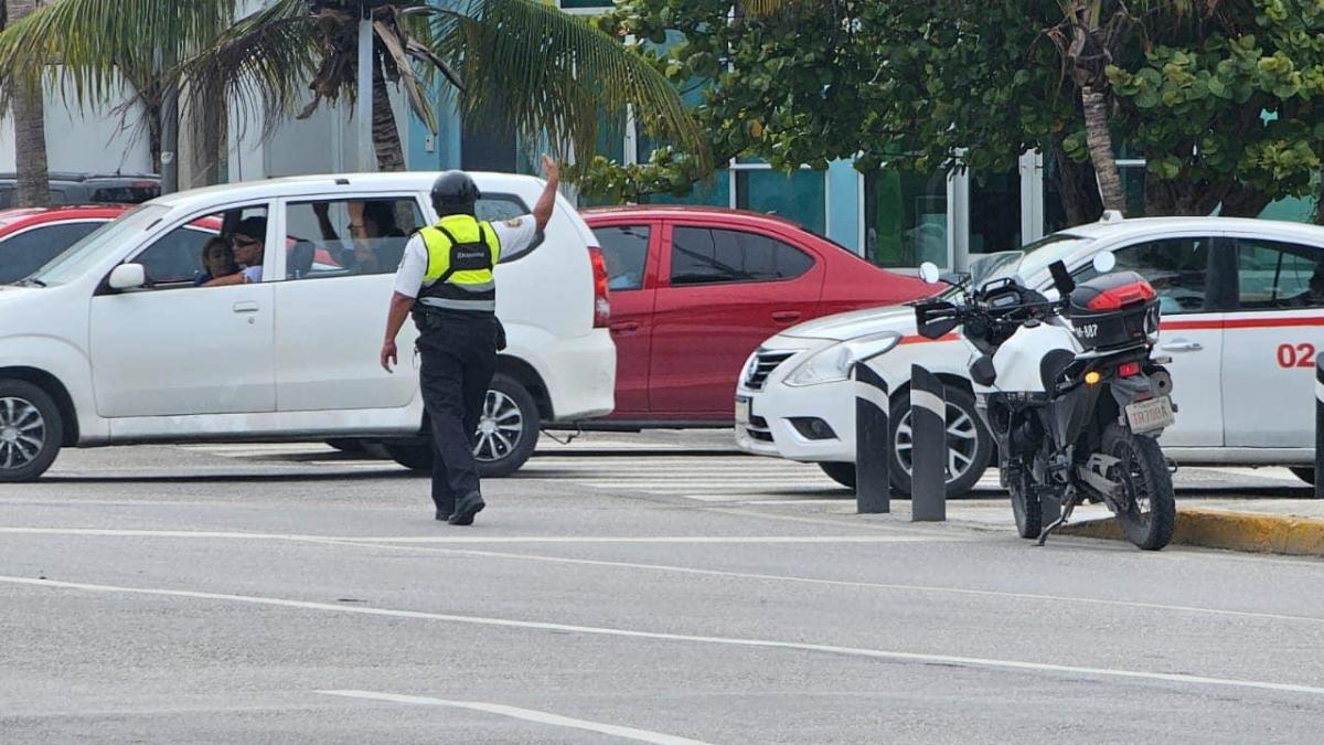 Oficial de tránsito en Cancún.